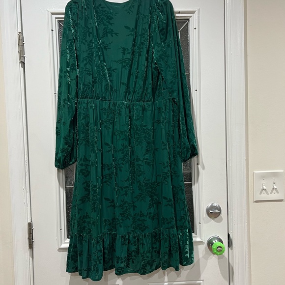 Velvet burnout wrap dress - Picture 9 of 12